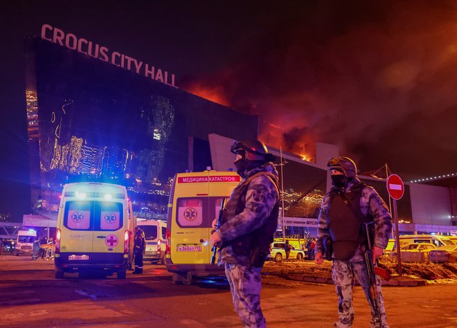 Številni ljudje ujeti v goreči stavbi. FOTO: Yulia Morozova/Reuters