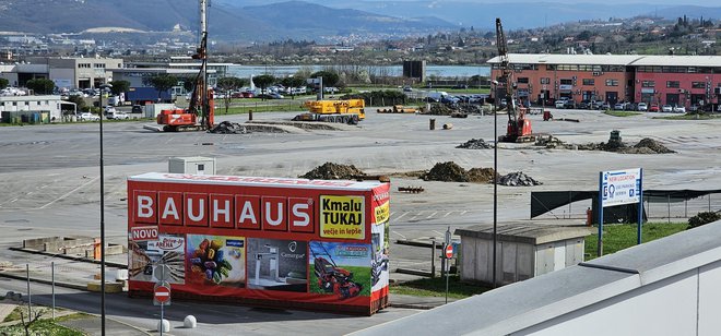Bauhaus se pripravlja na gradnjo novega centra v Kopru. Potrebovali bodo sto delavcev. FOTO: Boris Šuligoj