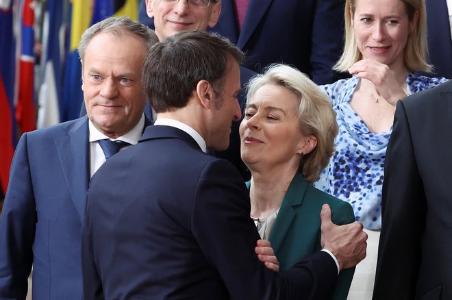 Francoski predsednik Emmanuel Macron je imel leta 2019 glavno vlogo pri presenetljivem imenovanju Ursule von der Leyen na položaj v bruseljski palači Berlaymont. Na vrhu EU konec tedna sta se prisrčno pozdravila. Ali jo vnovič podpira, se še ni javno izjasnil. FOTO: Yves Herman/Reuters