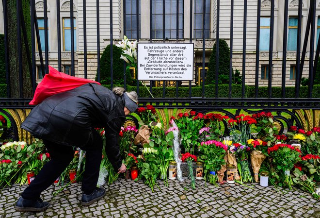 Rože pred ruskim veleposlaništvom v Berlinu

Foto John Macdougall/Afp