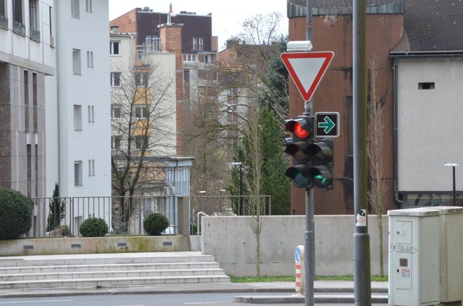 Zahtevna situacija, kot je pri izvozu, kjer imamo semafor za zavijanje desno in na njem še znak z zeleno puščico na črni podlagi. FOTO: Gašper Boncelj