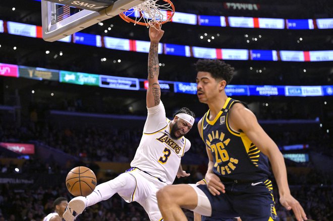 Center Los Angeles Lakers Anthony Davis (levo) si je dal duška in je mimo Indianinega branilca Ben Shepparda zabil koš. FOTO: Jayne Kamin-oncea/Usa Today Sports Via Reuters Con