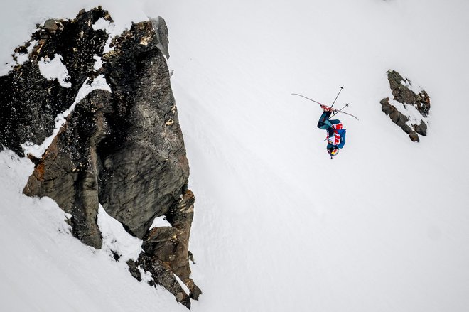 Švedski smučar Kristofer Turdell tekmuje med finalom Freeride World Tour Verbier Xtreme na gori Bec de Rosses nad švicarskim alpskim letoviščem Verbier. Foto: Fabrice Coffrini/Afp