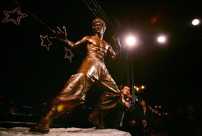 Tako so si filmskega zvezdnika v bronu zamislili v Hongkongu. FOTO: Š Paul Yeung/Reuters