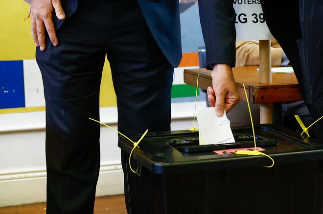 Zdajšnji zakon o referendumu in ljudski iniciativi določa, da je lahko referendum katerokoli nedeljo v letu ali drug dela prost dan. FOTO: Clodagh Kilcoyne/Reuters