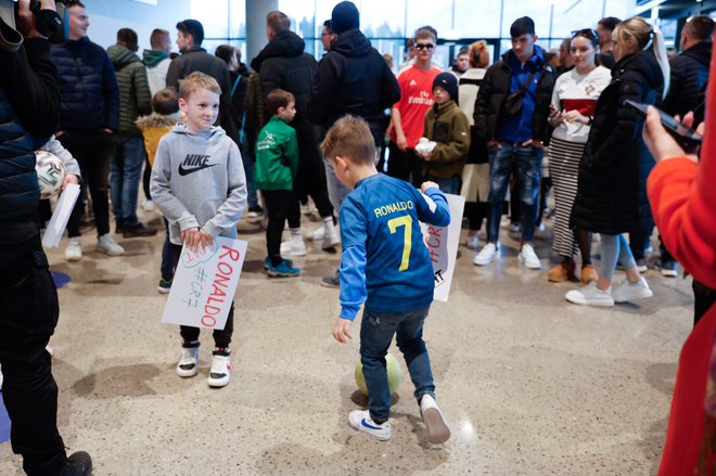 V pričakovanju vzornika Ronalda na ljubljanskem letališču. FOTO: Leon Vidic/Delo