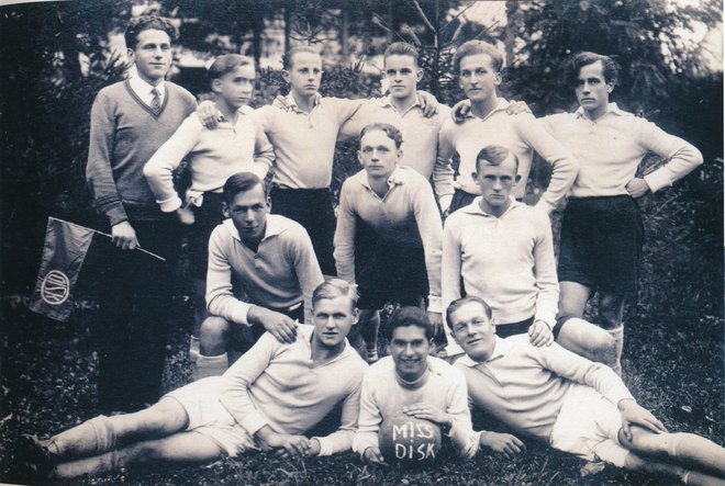 Moštvo kluba Disk iz Domžal leta 1924; stojijo z leve: Alfonz Savnik, Tone Mišvel, Viljem Likar, Franc Brojan, Amon Ambrožič, Slavko Saračevič; čepijo z leve: Lado Muller, Tine Brojan, Karlo Šumet; ležijo z leve: Vinko Pučko, Stane Papler, Franc Januš. FOTO: Osebni arhiv Matjaža Brojana