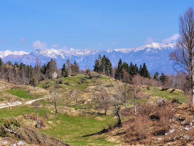 Čudoviti pogledi s Čepovanskih Vrš proti Julijcem FOTO: Tina Horvat