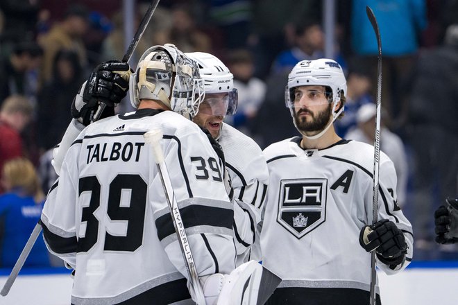 Anže Kopitar (na sredini) se je s soigralci veselil zmage tudi v Vancouvru. FOTO: Bob Frid/Usa Today Sports