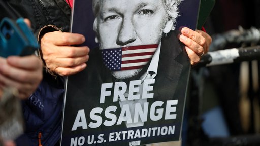 Prizor pred višjim sodiščem v Londonu, kjer se je danes zbrala večja skupina privržencev Juliana Assangea. FOTO: Toby Melville/Reuters