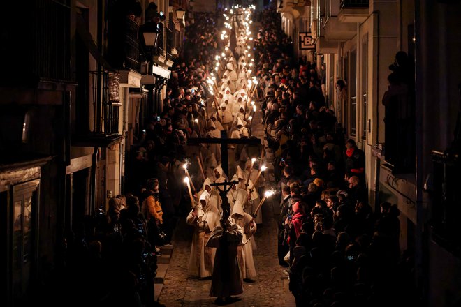 Člani bratovščine »Cristo de la Buena Muerte« sodelujejo v procesiji med velikim tednom v severozahodnem španskem mestu Zamora. Krščanski verniki po vsem svetu obeležujejo veliki teden velike noči, ko praznujejo križanje in vstajenje Jezusa Kristusa. Foto: Cesar Manso/Afp