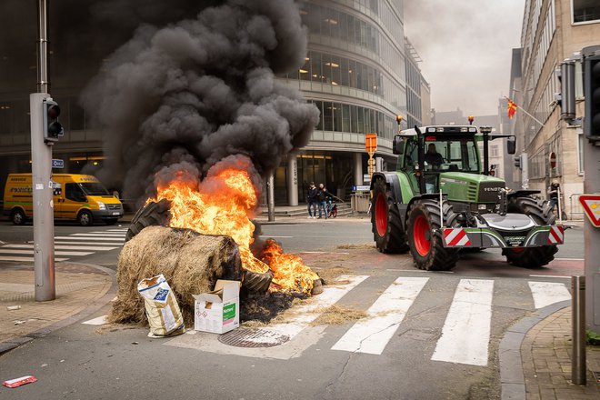 Zaradi traktorjev na cestah je močno oviran promet po Bruslju. FOTO: James Arthur Gekiere/AFP