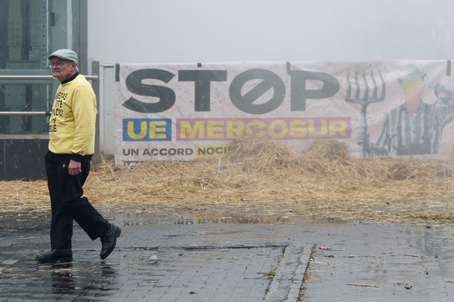 Kmetje protestirajo predvsem zaradi prostotrgovinskih sporazumov EU s tretjimi državami in cen kmetijskih pridelkov. FOTO: Yves Herman/Reuters