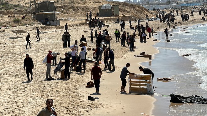 V dveh ločenih incidentih, povezanih s paketi humanitarne pomoči iz zraka, je danes umrlo 18 ljudi; šest jih je utonilo. FOTO: Stringer/Reuters