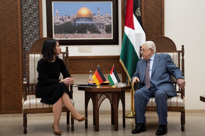 Ministrica za zunanje zadeve Annalena Baerbock se je na turneji po Bližnjem vzhodu srečala tudi s palestinskim predsednikom Mahmudom Abasom. FOTO: Nasser Nasser/REUTERS