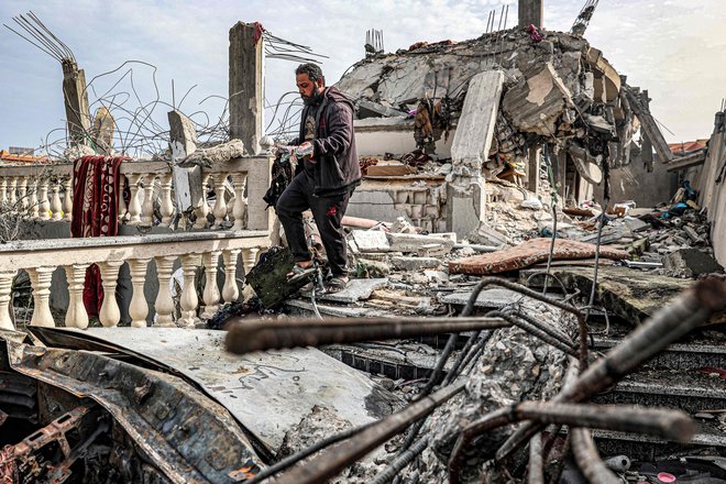 Izraelska vojska je danes nadaljevala bombardiranje in raketiranje velikega dela Gaze. FOTO: Said Khatib/Afp