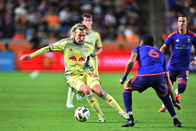 Emil Forsberg (levo) je v Nemčiji in na Švedskem veljal za vzornega in odgovornega moža, po selitvi v New York pa je pozabil na družino. FOTO: Maria Lysaker/Usa Today Sports Via Reuters Con