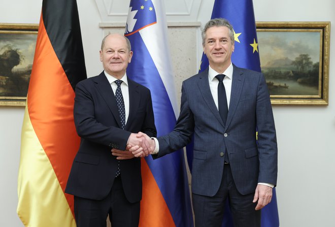 Slovenski premier Robert Golob in nemški predsednik vlade Olaf Scholz. FOTO: Jože Suhadolnik/Delo