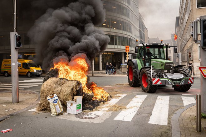 Ob robu zasedanja ministrov za kmetijstvo in ribištvo so kmetje v Bruslju pripravili nov protest. FOTO: James Arthur Gekiere/Afp