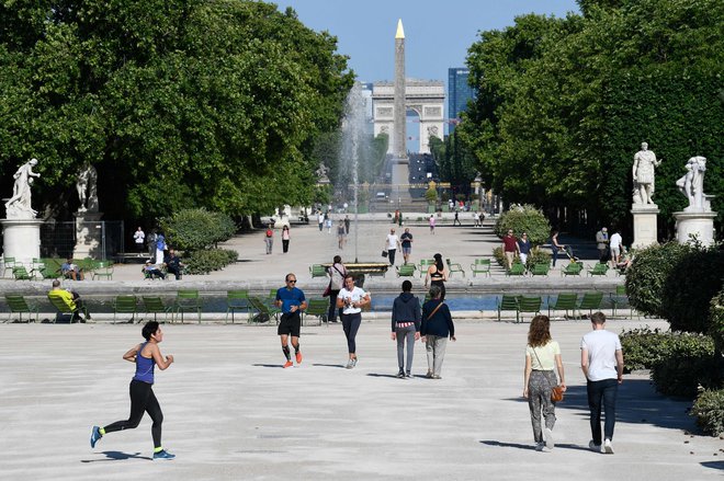 Tuilerije, ki ležijo med Louvrom in Trgom Concorde, so priljubljene med sprehajalci, tekači, turisti in vplivneži. FOTO: Bertrand Guay/AFP