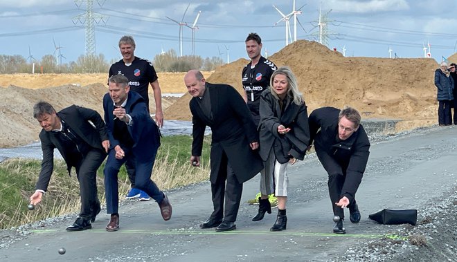 V kraju Heide bo leta 2026 zaživela tovarna baterij švedskega podjetja Northvolt, ki bo odprla 3000 novih delovnih mest. Investicija je vredna okoli pet milijard evrov. FOTO: Rene Schroder/AFP
