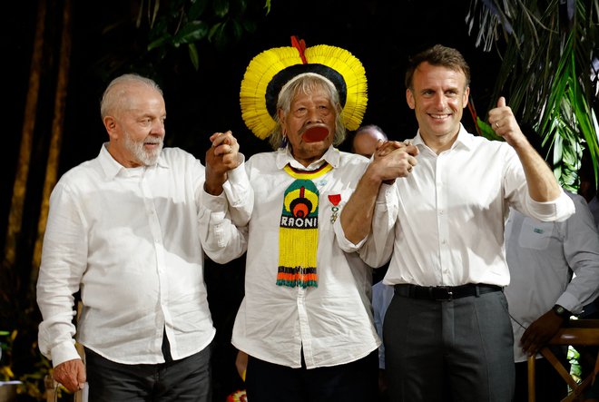 Vodja ljudstva Kayapo Raoni Metuktire (v sredini) z brazilskim predsednikom Lulo da Silvo (levo) in francoskim predsednikom Emmanuelom Macronom. FOTO: Ludovic Marin/AFP