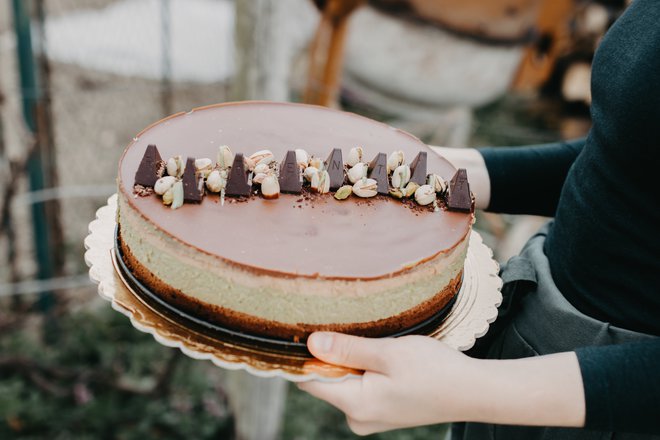 Že več kot deset let, odkar za svoje najbližje pečem torte, si jo spečem sama. Takrat si pustim povsem odprte roke in naredim točno takšno, kot si želim. FOTO: Iana Kušer