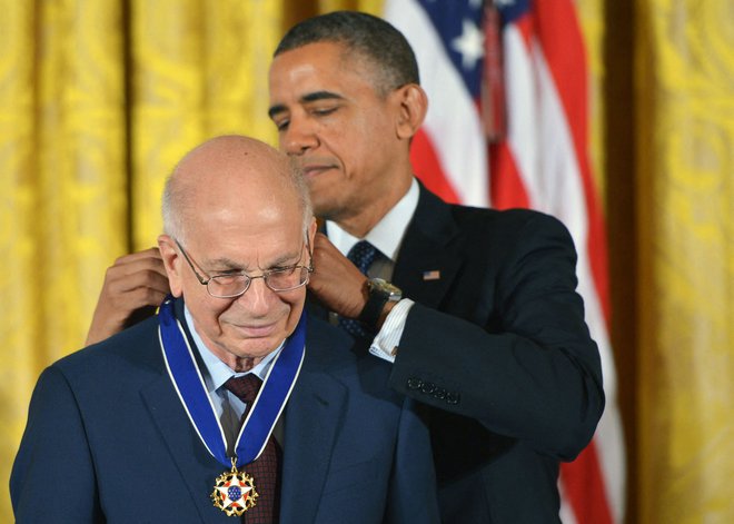 Barack Obama je Kahnemanu leta 2013 podelil predsedniško medaljo svobode. FOTO: Mandel Ngan/AFP