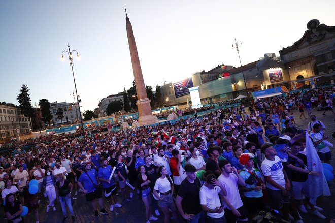 Prostovoljci so pomemben del evropskega prvenstva, tako je bilo tudi v Rimu v navijaškem območju pred tekmo Italije in Belgije 2. julija 2021. FOTO: Guglielmo Mangiapane/Reuters