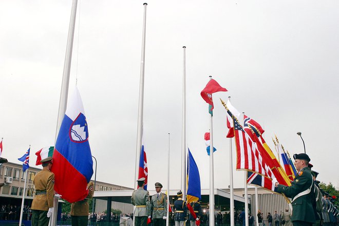 Tako so 2. aprila 2004 v Bruslju dvignili zastave sedmih novih članic zveze Nato, med katerimi je bila tudi Slovenija. FOTO: Thierry Monasse/AFP