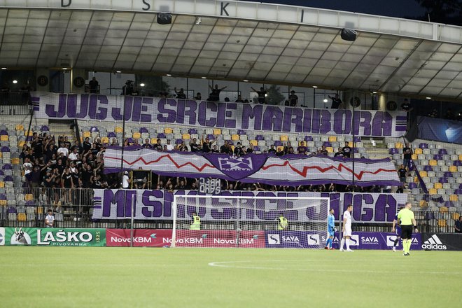 Na zadnji prvenstveni tekmi Mariborčanov proti Kopru so navijači na tribuni Ljudskega vrta uživali v mojstrovinah Josipa Iličića in drugih, zdaj bodo o njih lahko le poslušli. FOTO: Marko Vanovšek/mp Produkcija