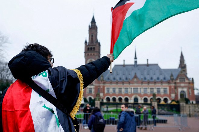 Južna Afrika je v začetku meseca meddržavno sodišče v Haagu pozvala, naj zaradi slabšanja razmer v Gazi dopolni seznam začasnih ukrepov. FOTO: Piroschka van de Wouw/Reuters