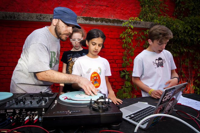 Udeleženci Mladega Rapetka se učijo tudi DJ-anja. FOTO: Maša Gojić