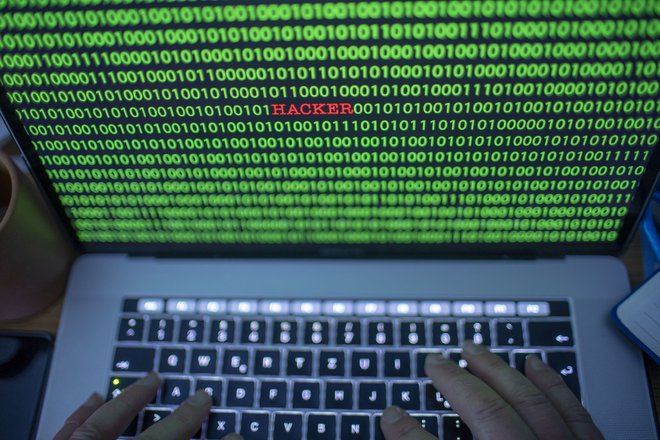 Napadi DDoS so ena najpogostejših kibernetskih groženj, neposredne škode ne povzročijo, lahko pa močno upočasnijo ali celo začasno ustavijo delovanje podjetja. FOTO: Jens Buttner/DPA/AFP