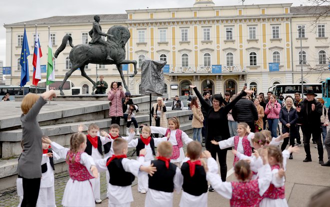 Tako so se Rudolfu Maistru poklonili pred spomenikom v Ljubljani. FOTO: Blaž Samec/Delo