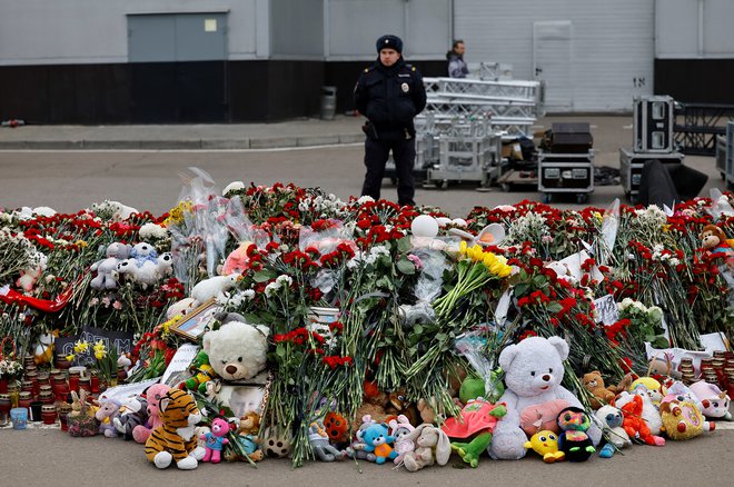 Rusija je v povezavi z napadom pridržala 12 ljudi, osem jih je obtožila kaznivih dejanj, povezanih s terorizmom. FOTO: Evgenia Novozhenina/Reuters