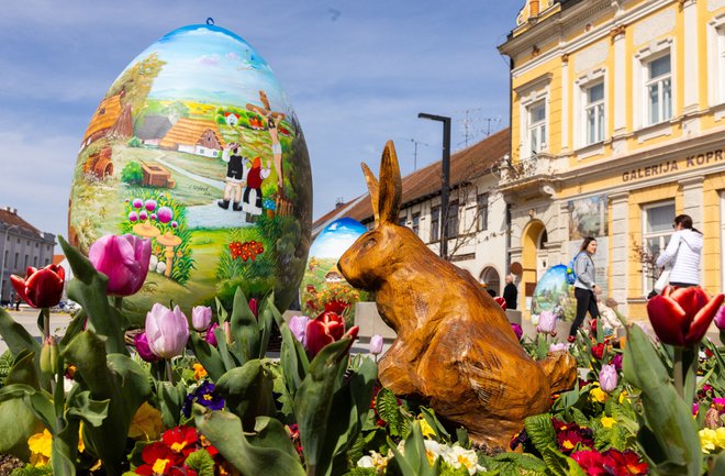 »Ko začneš delati portret in s sukcesivno eliminacijo iščeš čisto obliko in jasen volumen, neizogibno prideš do jajca. Tako kot, če začneš od jajca in isti proces spremljaš v obratni smeri, končaš s portretom,« je dejal Pablo Picasso. FOTO: Antonio Bronic/Reuters