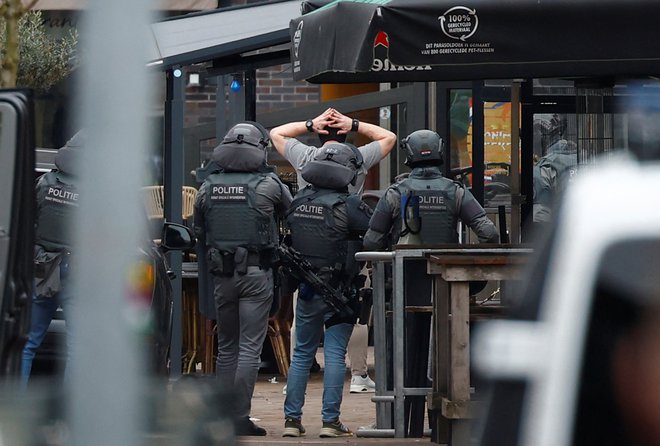 Policija je tvitnila, da so aretirali eno osebo. FOTO: Piroschka Van De Wouw/Reuters