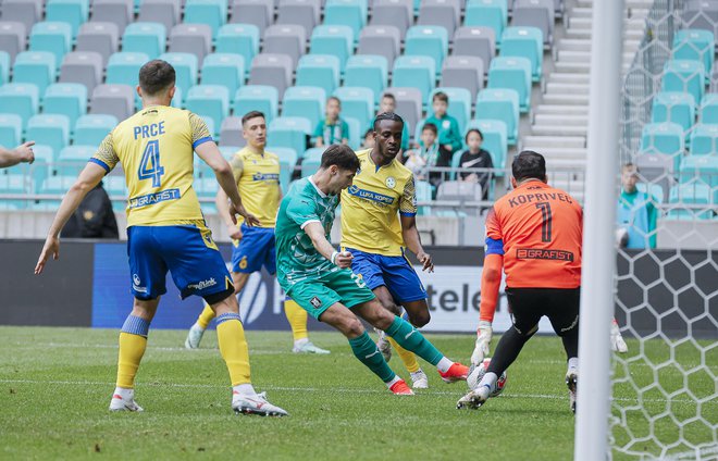 Nemanja Motika in drugi Olimpijini soigralci so izrabili koprske napake v obrambi. FOTO: Jože Suhadolnik