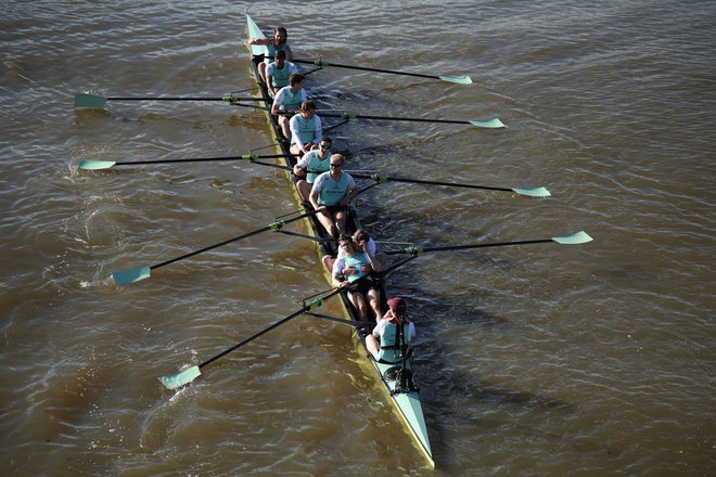 Cambridge je Oxford preveslal na onesnaženi Temzi. FOTO: Andrew Boyers/Reuters