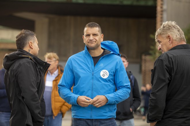 Med kandidati je tudi predsednik stranke Zoran Stevanović, ki bi, kot so zapisali, v Evropskem parlamentu »zagotovil močan glas za zaščito nacionalnih interesov in spodbujanje odločitev, ki so v korist ljudi«. FOTO: Voranc Vogel/Delo