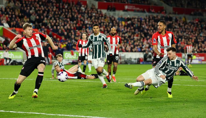 V derbiju igralcev v progastih dresih ta zadetek Masona Mounta ni bil dovolj za zmago Manchester Uniteda. FOTO: Toby Melville/Reuters