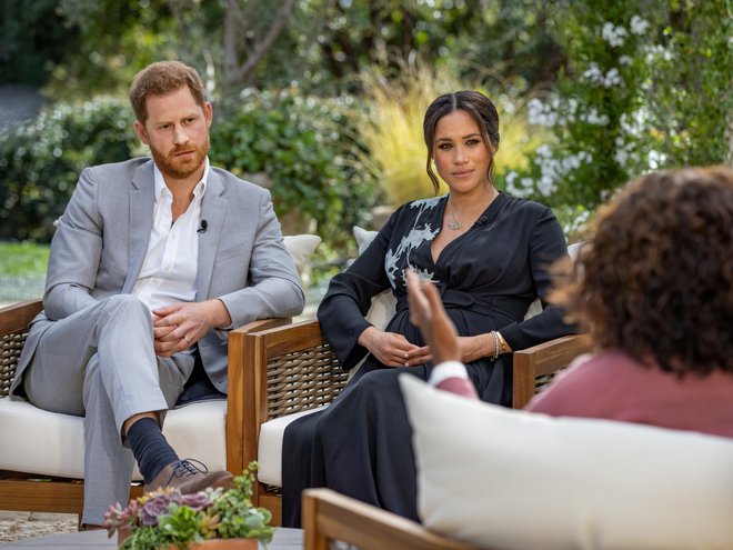 Princ Harry in Meghan med intervjujem z Oprah Winfrey, ki je dvignil pritisk številnim članom britanske kraljeve družine. FOTO: Harpo Productions via Reuters