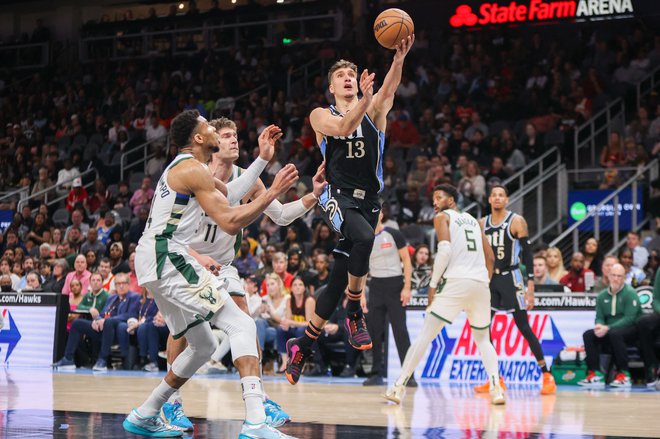 Branilec Atlanta Bogdan Bogdanovic s svojim rekordnim strelskim dosežkom v ligi NBA ni ogrozil Milwaukeejeve zmage. FOTO: Brett Davis/Usa Today Sports Via Reuters Con