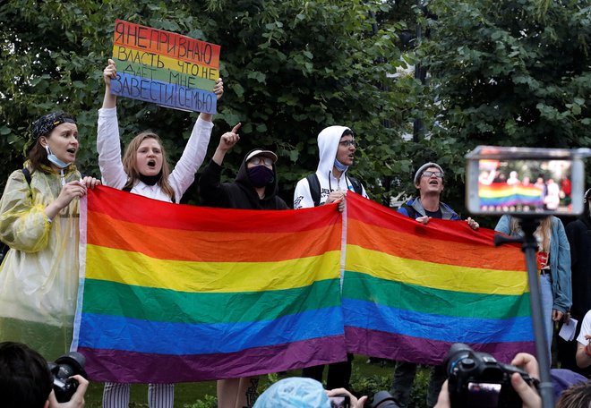 Vsakemu, ki se ukvarja z aktivizmom v podporo LGBT ali deli simbole LGBT, grozi kazenski pregon. FOTO: Shamil Zhumatov/Reuters