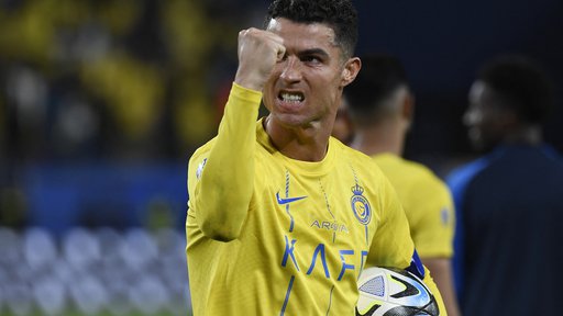 Cristiano Ronaldo je za spomin vzel s seboj žogo, s katero je zabil tri gole v majici Al-Nasra. FOTO: Stringer/Reuters