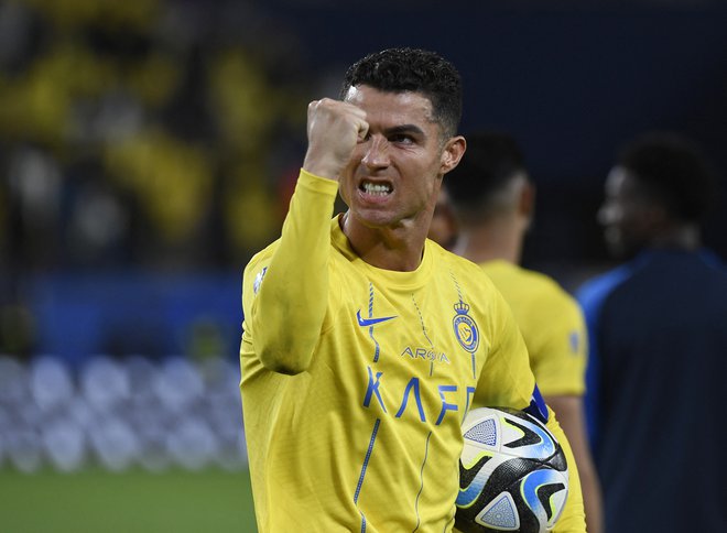 Cristiano Ronaldo je za spomin vzel s seboj žogo, s katero je zabil tri gole v majici Al-Nasra. FOTO: Stringer/Reuters