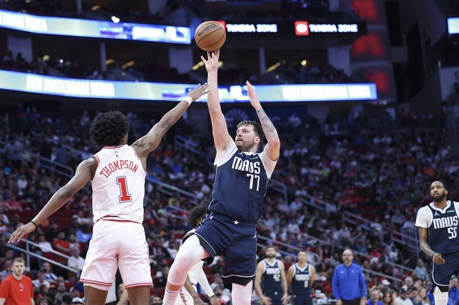 Z devetimi trojkami ob 50 odstotoni natančnosti je bil Luka Dončić  neustavljiv za Houstonove branilce. FOTO: Troy Taormina/Reuters