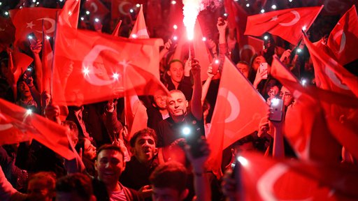 Tako so sinoči že praznovali privrženci opozicijske Republikanske ljudske stranke (CHP). FOTO:  Yasin Akgul/Afp