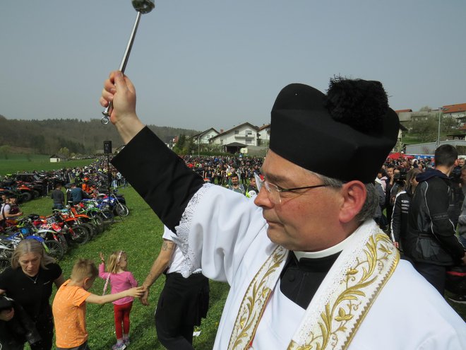 Župnik Janez Rihtaršič je imel z blagoslovom kar veliko dela. FOTO: Bojan Rajšek/Delo